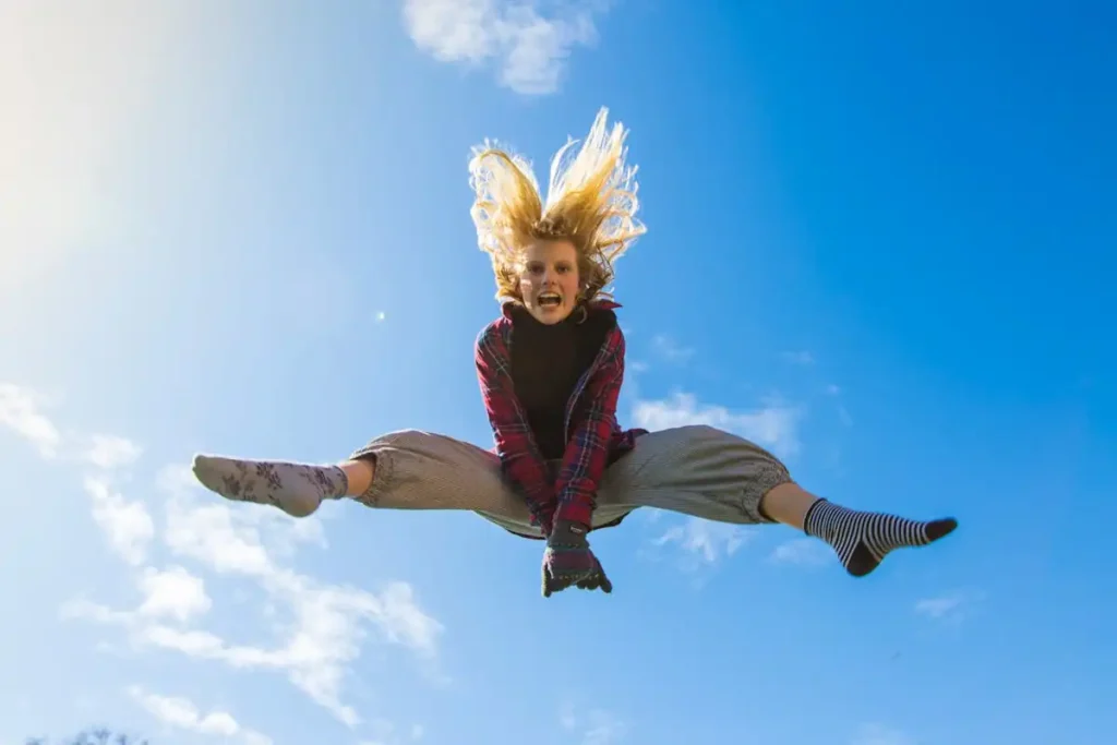 Chica en calcetines saltando en el aire