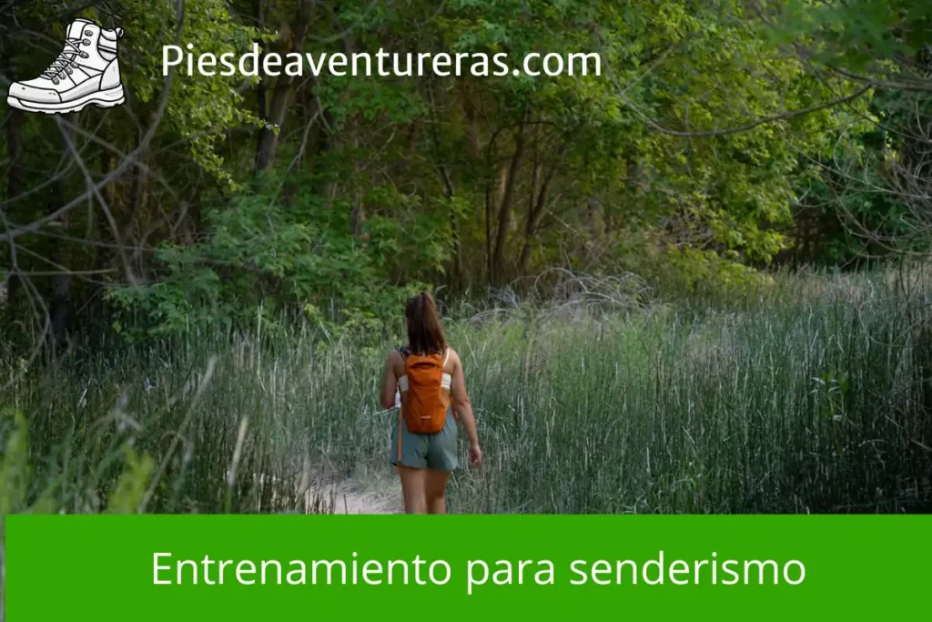 mujer caminando por el sendero de un bosque, cartel verde en primer plano entrenamiento para senderismo