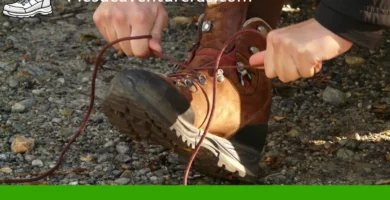 persona ajustando su calzado de montaña mostrando su suela para trekking en primer plano