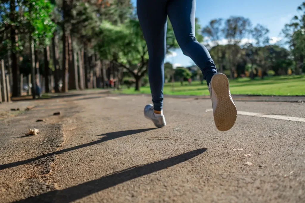 mujer corriendo haciendo trail running por asfalto