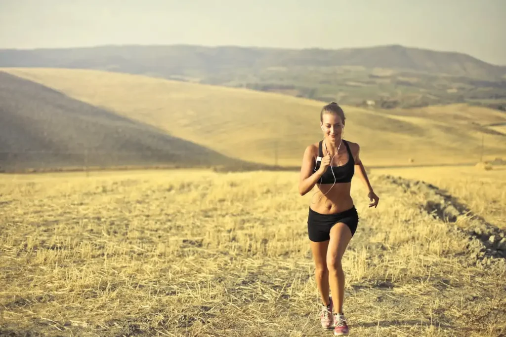 mujer corriendo por la naturaleza