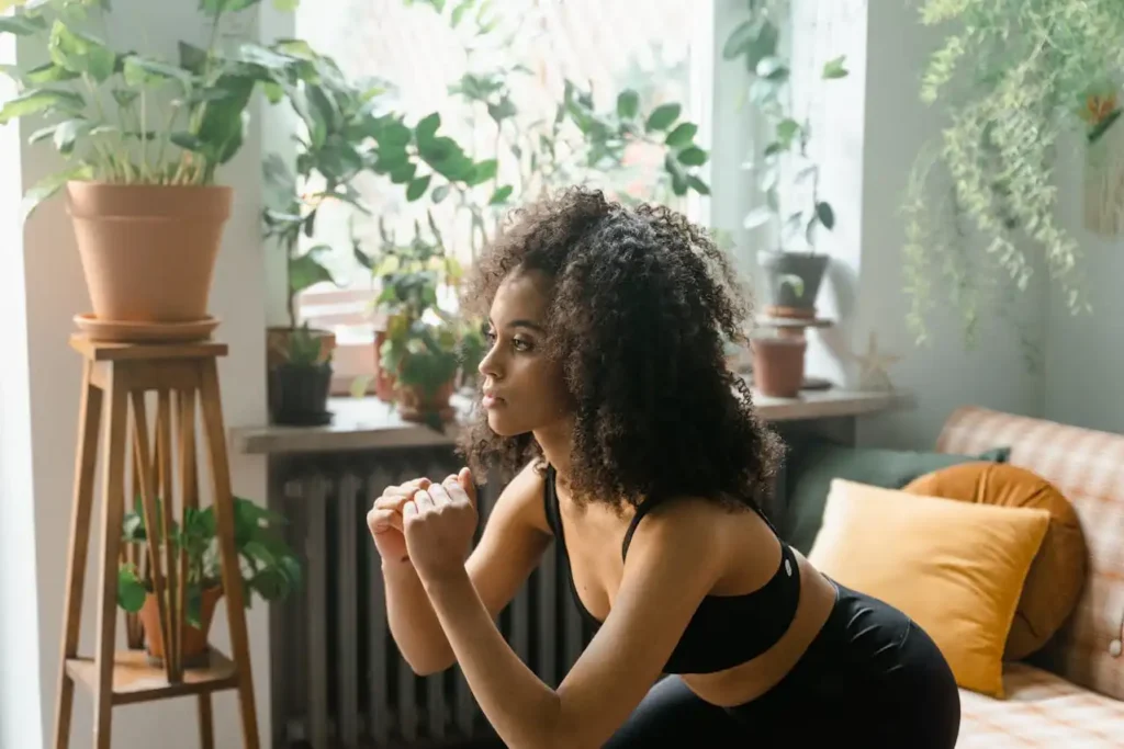 mujer haciendo sentadillas en su casa