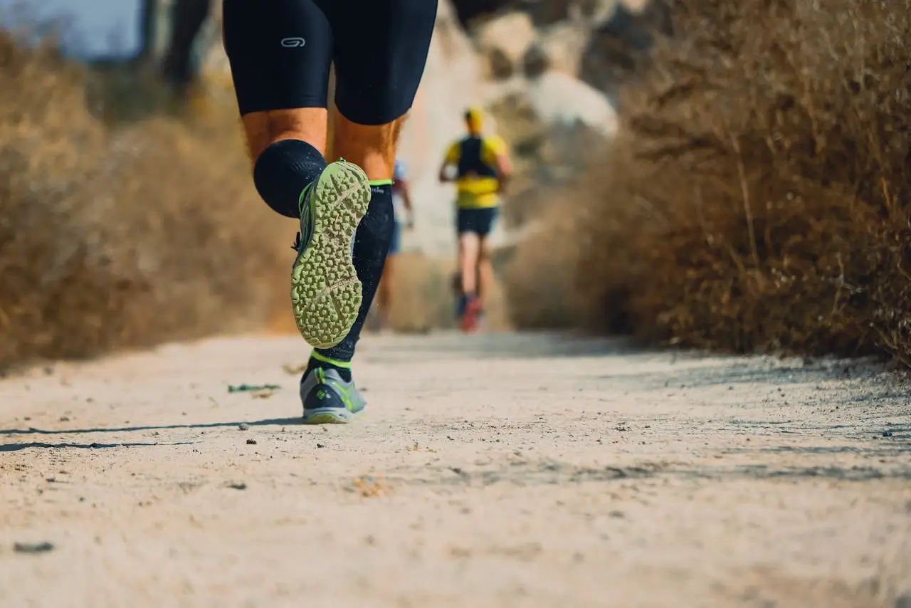 Personas haciendo trail running por un camino de tierra