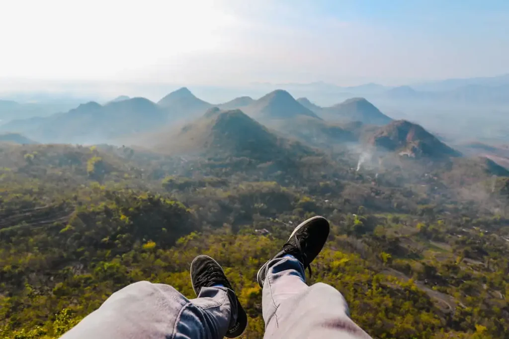 Zapatilas de montaña en primer plano en la cima de una montaña